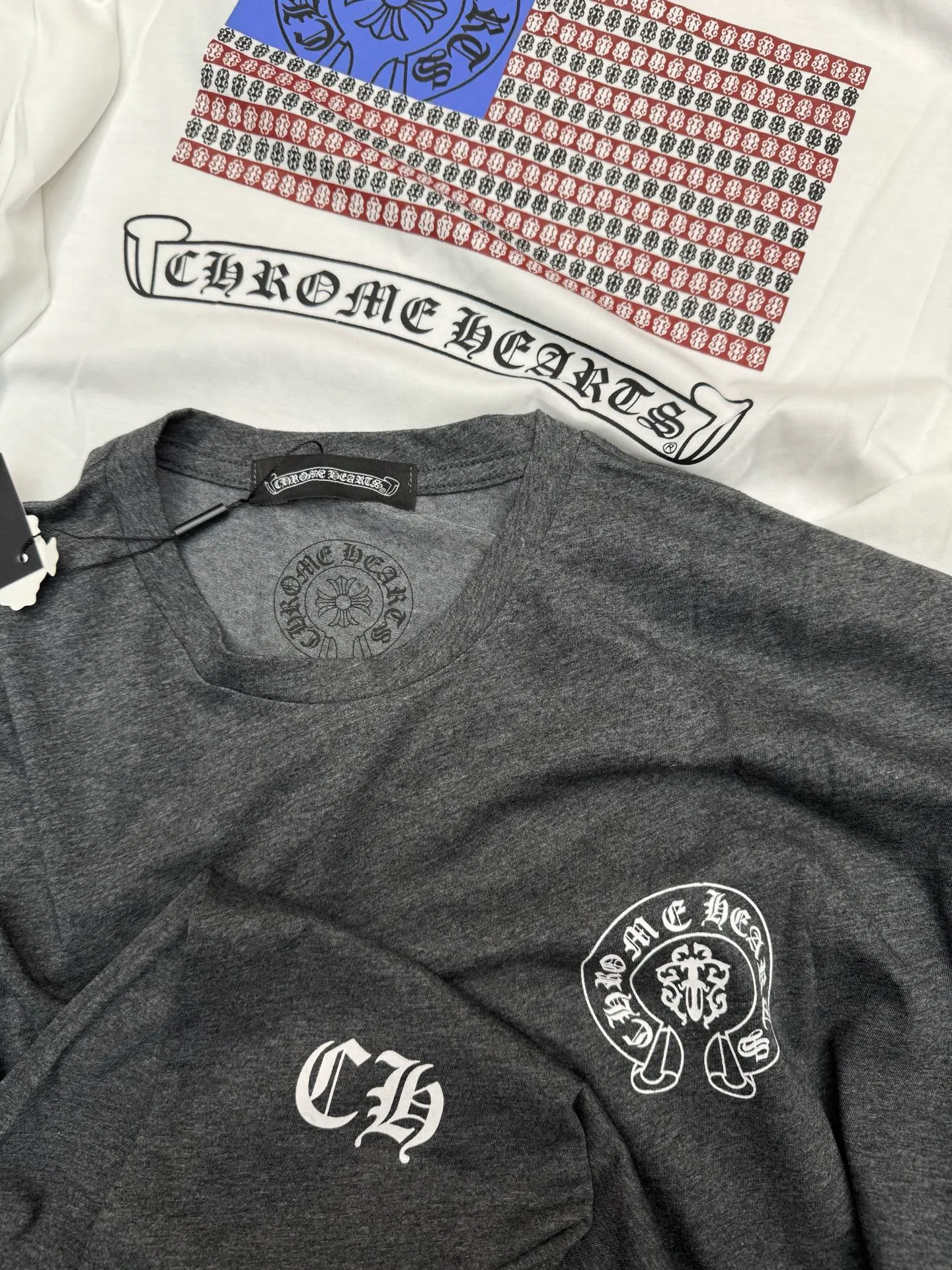 P178 ChromeHeart•25ss New Stars and Stripes Printed Thin Sunscreen Long-Sleeved Top✅✅✅Ready in stock Focus on quality and compare at will Size: S M L Color: Gray White